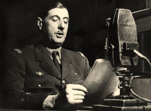 Le General Charles de Gaulle lance l'appel aux Francais a la radio BBC a Londres le 18 juin 1940 --- speech of General Gaulle on the radio in London june 18, 1940 to call french people to resistance